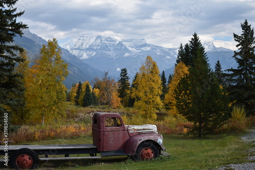 Obraz na płótnie Car and a Mountain w salonie