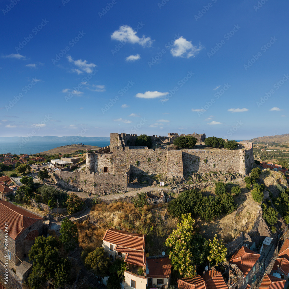 Veduta aerea del Castello di Molivos a nord dell’isola di Lesbos