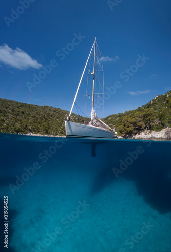 Ancoraggio in una baia nell'isola di Peristera nelle Sporadi photo