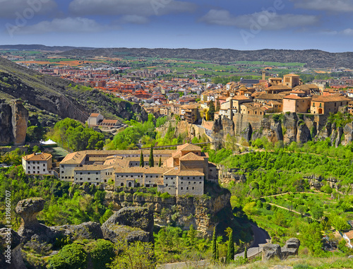 Foto Cuenca town on cliff rocks, Spain, UNESCO World Heritage Site
