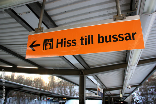 Foto Skylt på t-baneperrong: hiss till bussar.