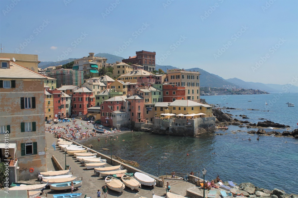 vista del borgo di pescatori di Boccadasse dalla passeggiata lungomare di Genova