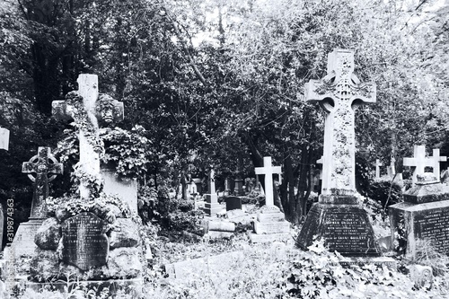 scorci in bianco e nero del cimitero di Highgate, Londra