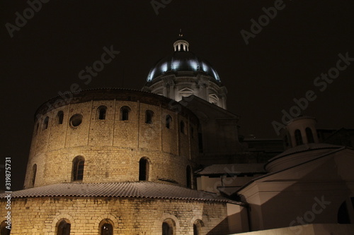 dettagli notturni del Duomo Vecchio e Nuovo di Brescia