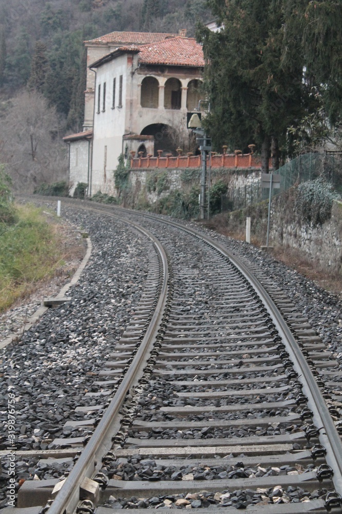 Obraz premium ferrovia che passa 