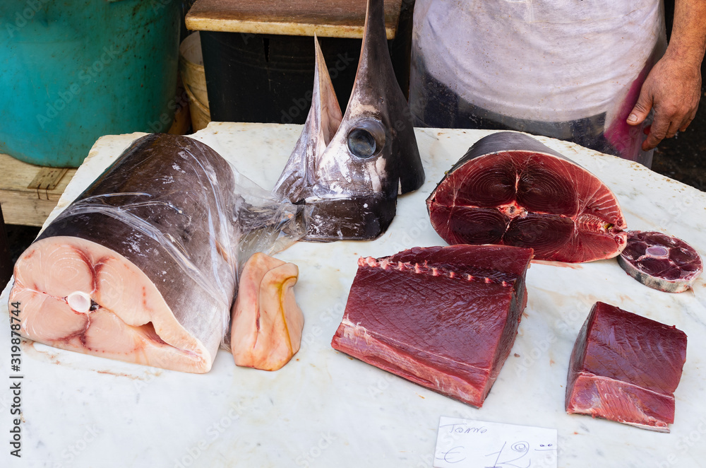 Φωτογραφία Swordfish and tuna for sale at the main fish market, La Pescheria, in Catania, Sicily, Italy