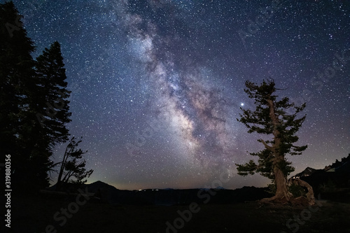 Fotografía Milky Way galaxy and starry night sky over Crater Lake National Park, Oregon