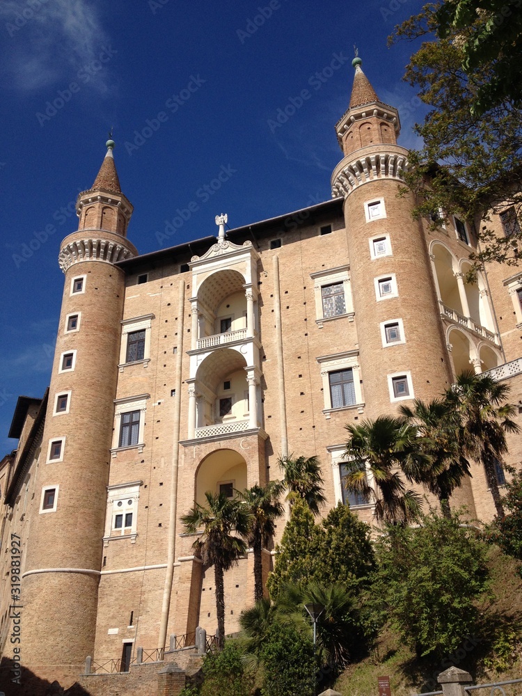 Fototapeta premium dettaglio di facciata di palazzo medievale con torri e arcate