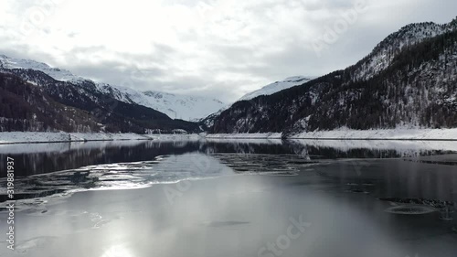 Flug über Marmorea-Stausee photo