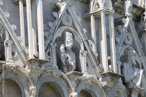 Dettaglio dei fregi gotici della cattedrale di pisa con scultura di santo photo