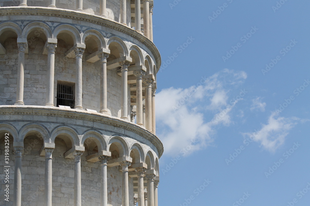 dettaglio dei colonnati della torre di Pisa
