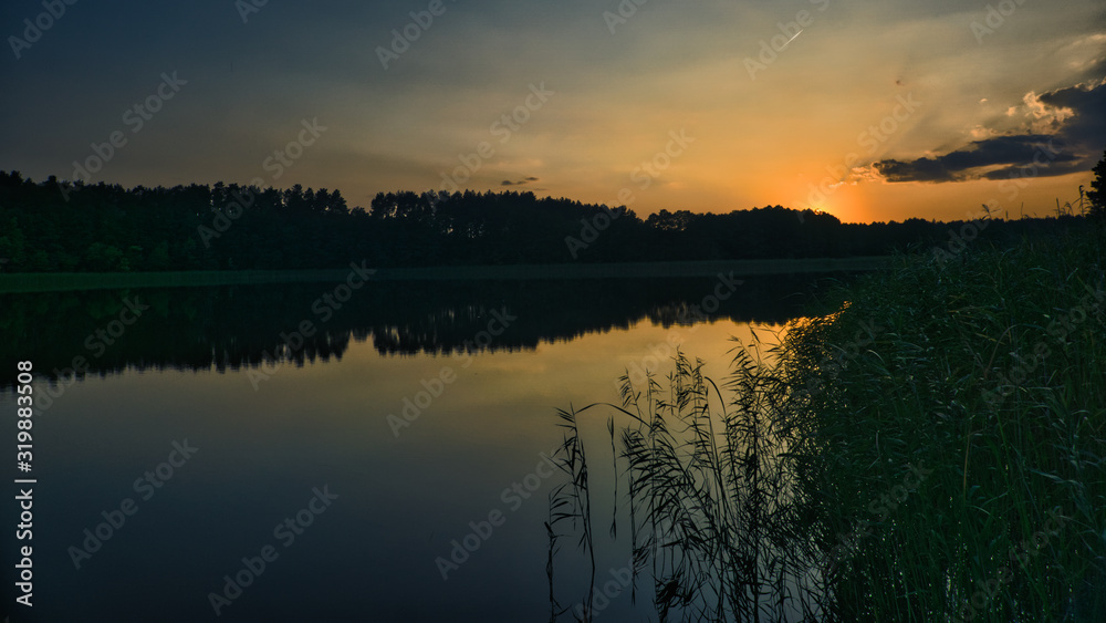 Obraz premium sunset over the lake