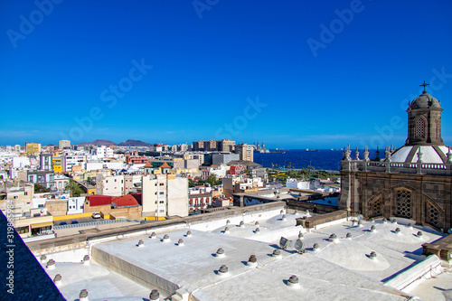  original head of the Spanish city, the capital of Gran Canaria, Las Palmas, from a lookout point to colorful houses © Joanna Redesiuk
