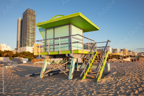 Lifeguard booth in Miami Beach © Henryk Sadura