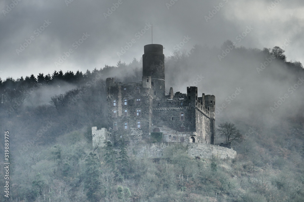 Naklejka premium Burg Maus von nahem im Nebel bei Sankt Goarshausen am Rhein