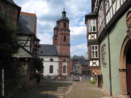 Schnatterloch mit Blick auf die Kirche St. Jakob in Miltenberg