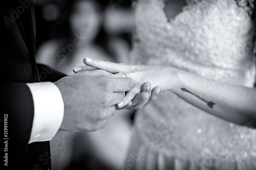 Noivo colocando a aliança no dedo da noiva © Braulio Couto