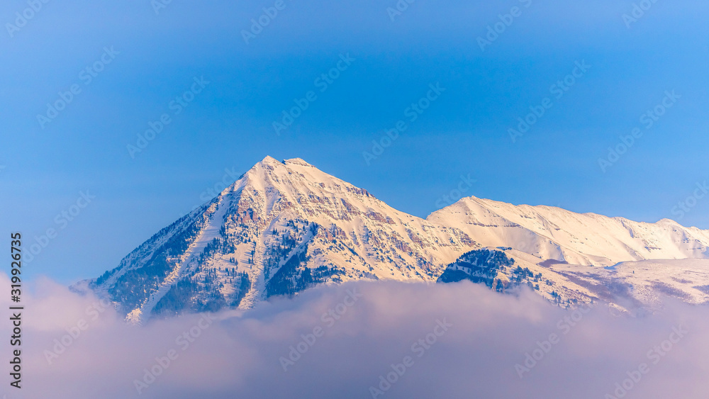 Photo Panorama frame Striking snow covered Mount Timpanogos with blue sky background in winter