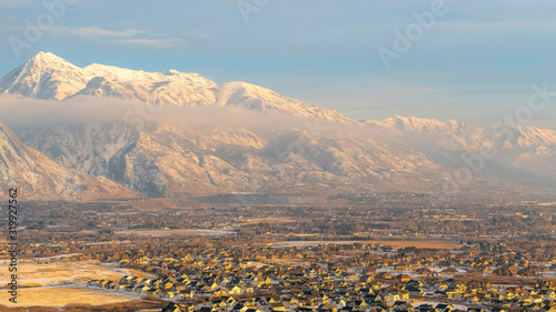 Photo Panorama Mount Timpanogos and residential neighborhood with winter snow at sunset
