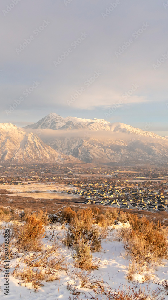 Photo Vertical frame Panorama of residential homes and Mount Timpanogos with snow in winter