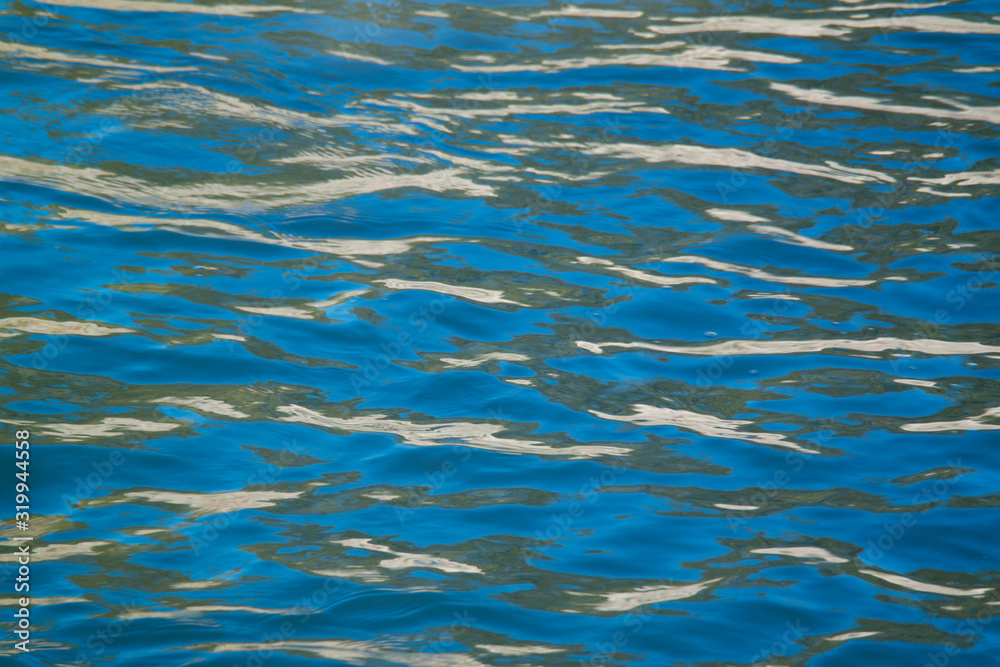 Obraz premium Clean blue waves on a river