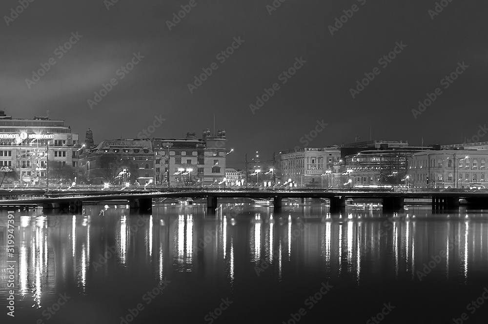 Estocolmo de noche en blanco y negro