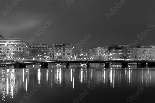 Estocolmo de noche en blanco y negro