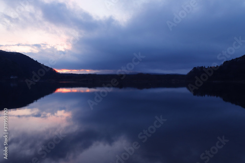 【山梨県 観光名所】早朝の精進湖 © yu_photo