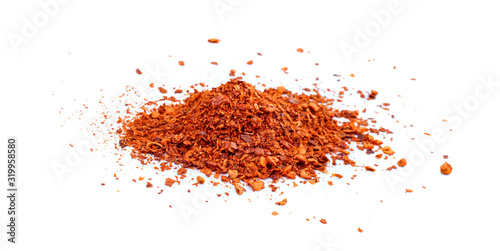 Foto pile crushed red cayenne pepper, dried chili flakes and seeds on white background