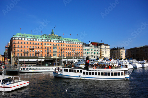 Canvas Print Skärgårdsbåtar  vid Strömkajen framför Grand hotel i Stockholm