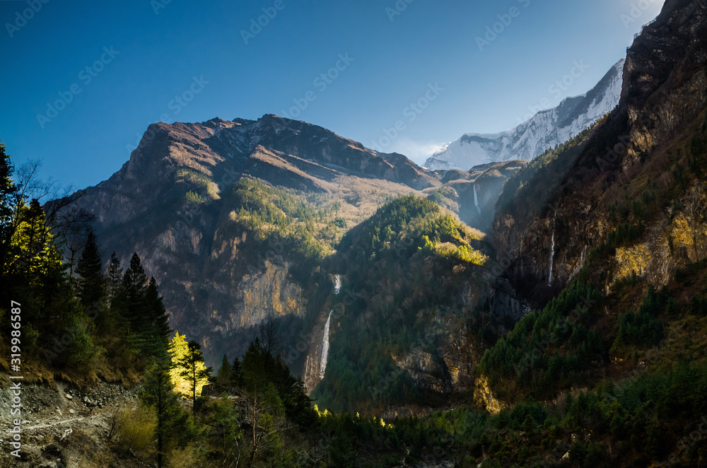 Fototapeta premium Autumn mountain landscape between Bhratang and Pisang villages. Marshyangdi river valley, Annapurna circuit trek, Nepal.