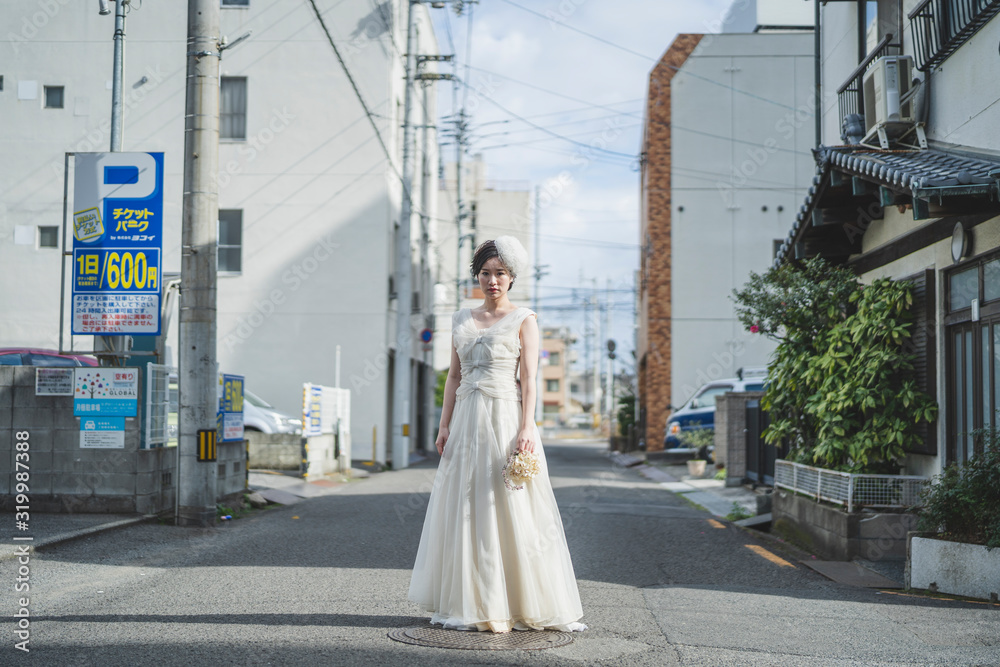 Obraz premium 街角の花嫁