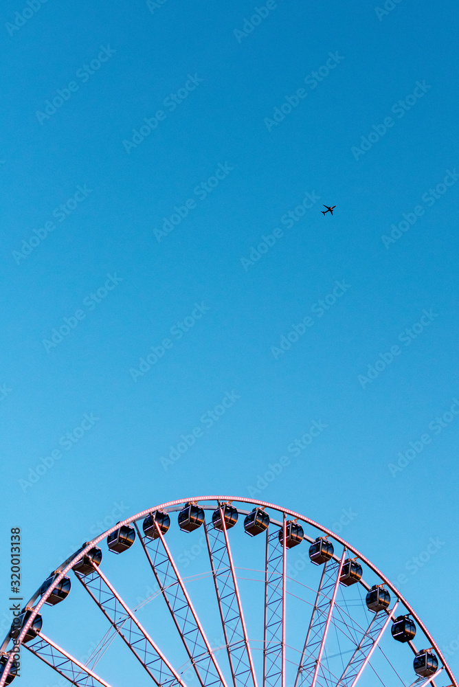 Fototapeta premium A airplane over the Seattle Great Wheel