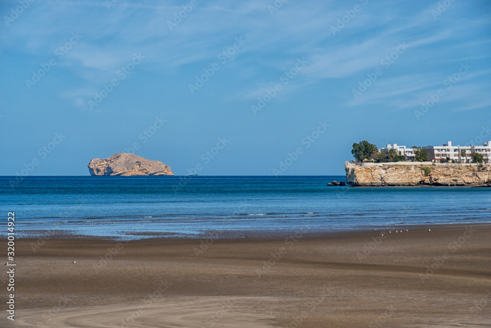 Die Küste von Maskat im Oman mit der Insel Al Fahal