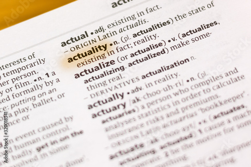 Foto The word or phrase Actuality in a dictionary.