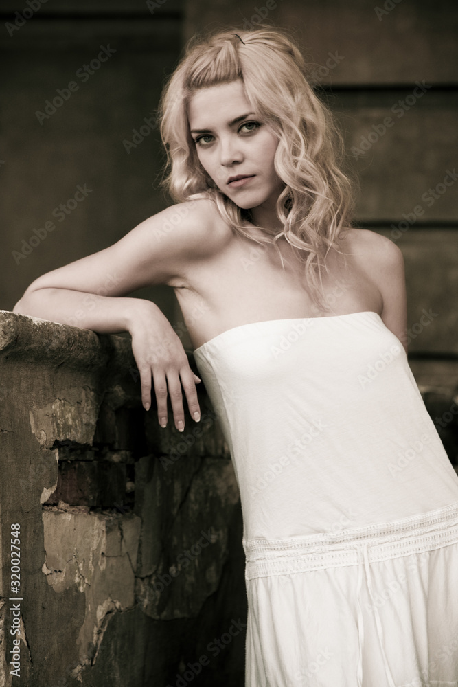 Naklejka premium Black-and-white photo of a beautiful young woman