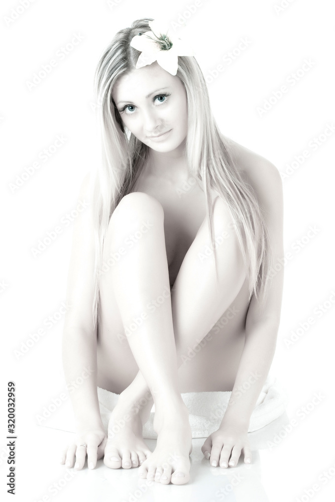 Naklejka premium Beautiful young woman without clothes with a flower