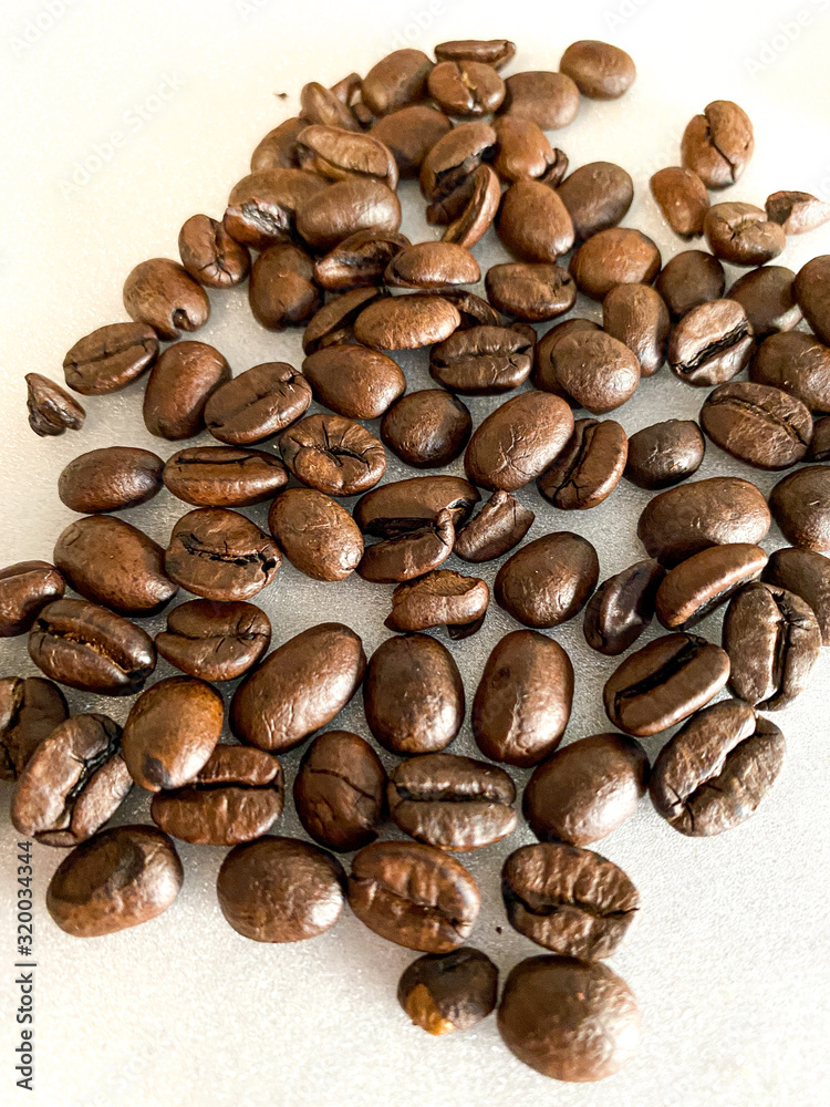 Fototapeta premium coffee beans isolated on white background