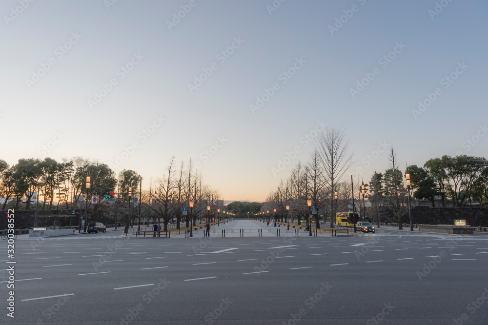Obraz premium 東京都千代田区丸の内の夕暮れ時の皇居周辺の風景