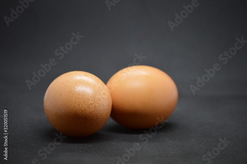 Huevos marrones sobre fondo negro