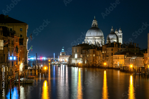 Academy Bridge, a splendid glimpse at night © Luca
