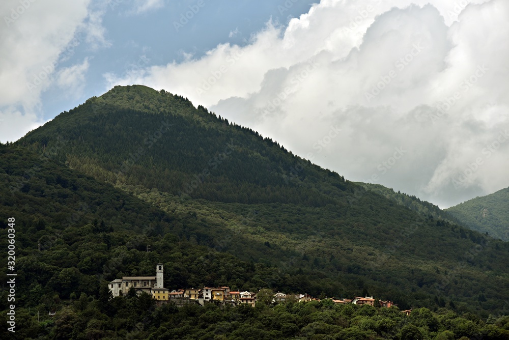 Bergdorf Sant'Agata mit Kirche über der Ortschaft Cannobio - Lago Maggiore, Sant Agata, Hilltown