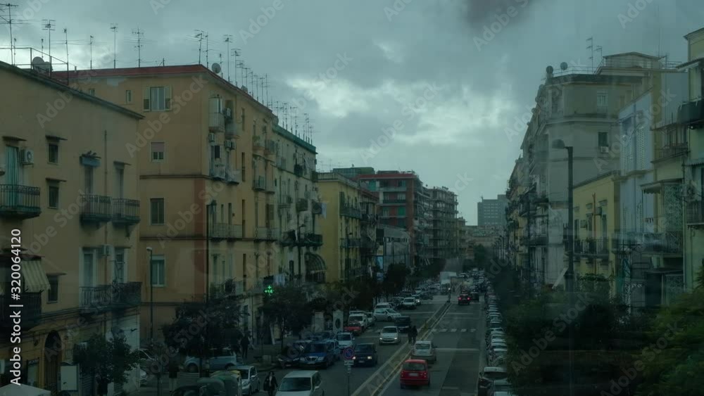 Nápoles. Tráfico desde el puente. Campania, Italia, Europa.