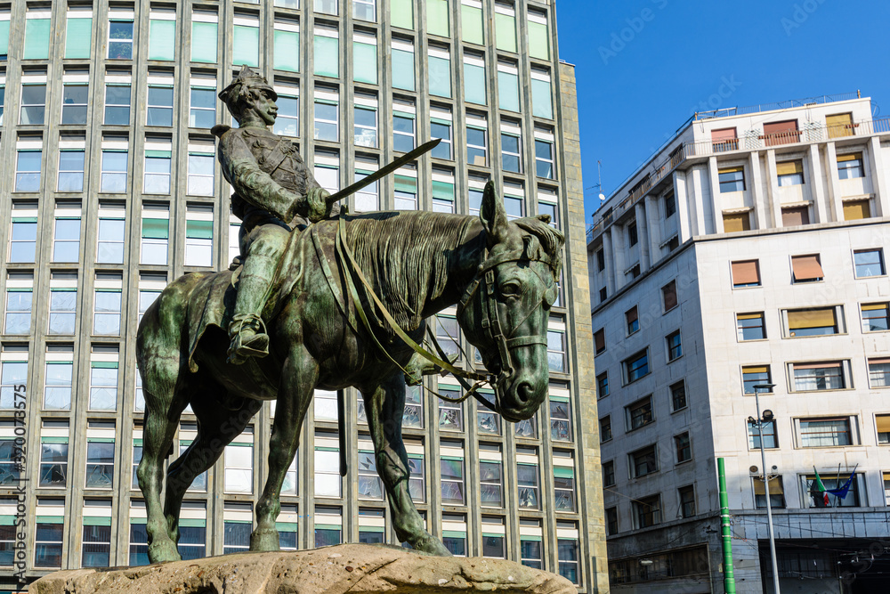 Obraz premium Milano Piazza Missori monumento a generale Missori