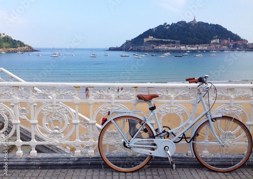 Murais de parede Bicycle parked on footbridge against sea