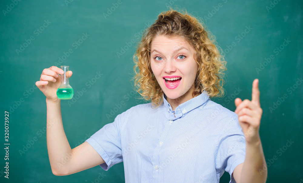 Obraz premium girl hold chemical flask with liquid. chemistry research results. scientist at school lab. school lesson. biology experiment. sample formula. happy student with beaker. idea. chemistry lab