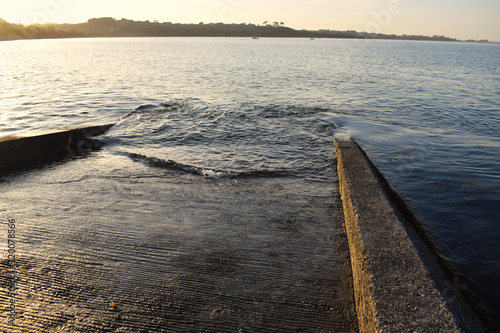 La marée montante pousse la mer dans la rampe de mise à l'eau sur le littoral de Saint Pol de Léon dans le Finistère en Bretagne