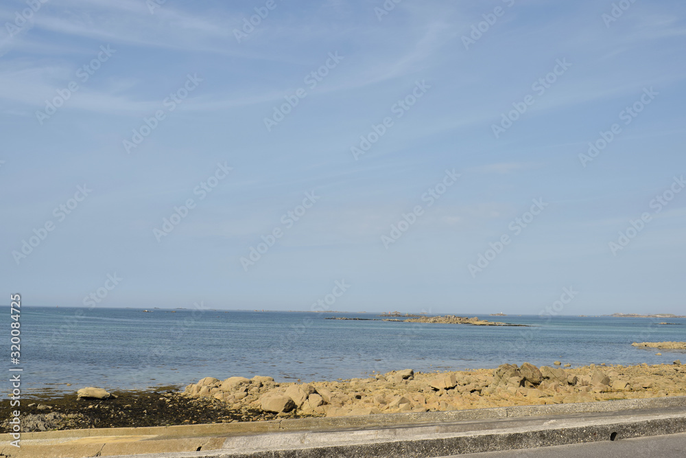 Paysages marins rochers récifs falaises algues varechs de la côte bretonne littoral déchiqueté en Bretagne