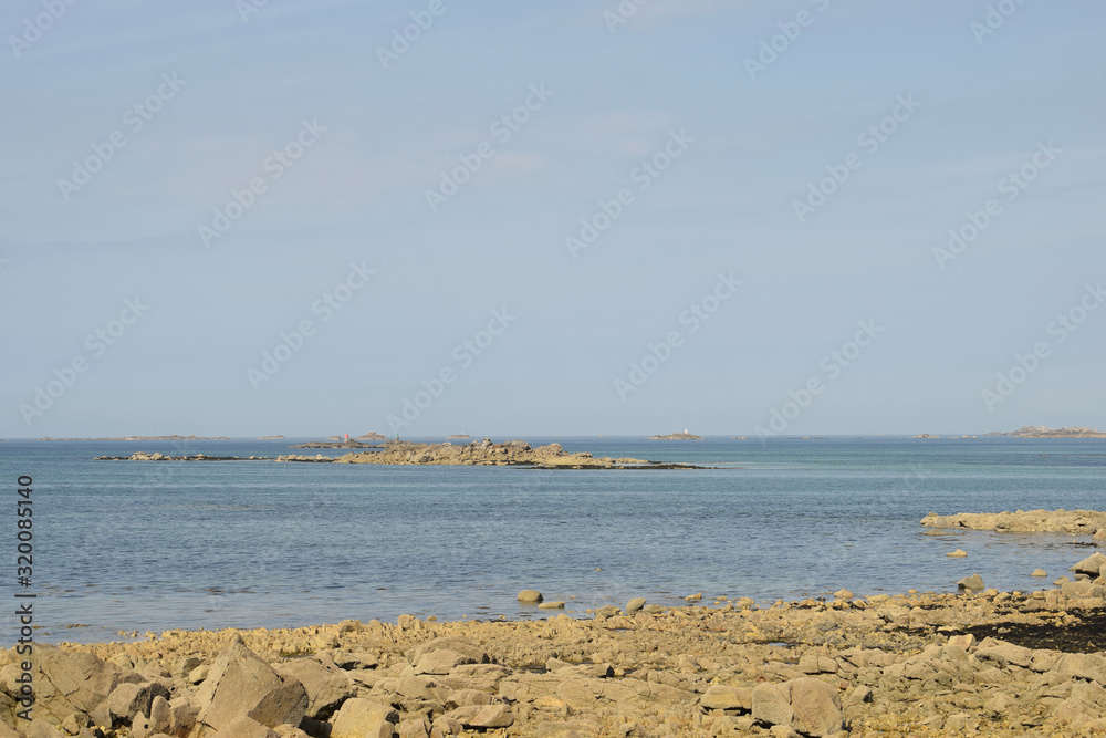 Paysages marins rochers récifs falaises algues varechs de la côte bretonne littoral déchiqueté en Bretagne