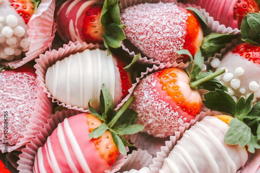 Strawberries dipped in chocolate Set of fresh strawberries in sugar icing Close-up photo Strawberries dipped in chocolate Set of fresh strawberries in sugar icing Close-up photo